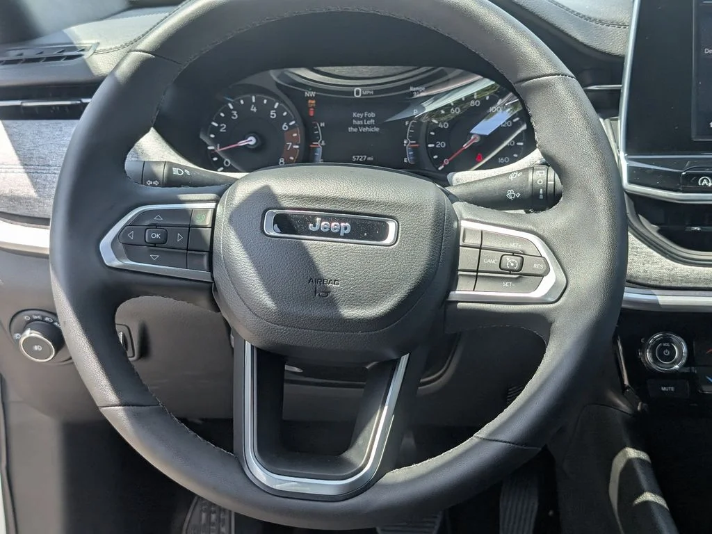 Used 2025 White Jeep Latitude image 17