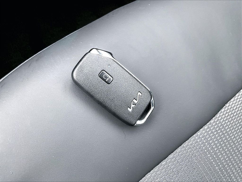 Used 2024 White Kia Wind image 29