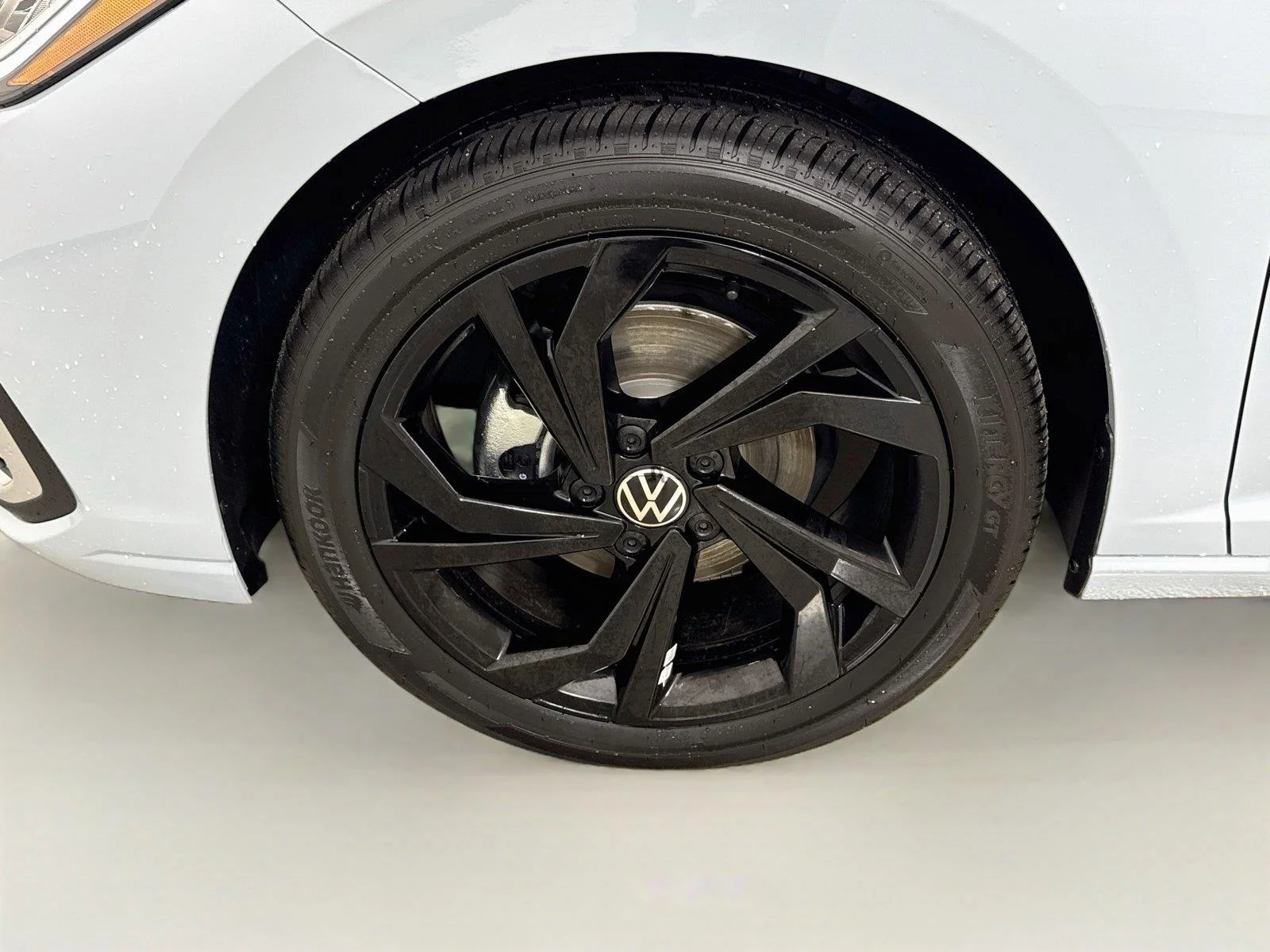 New 2027 GRAY Volkswagen SE image 30