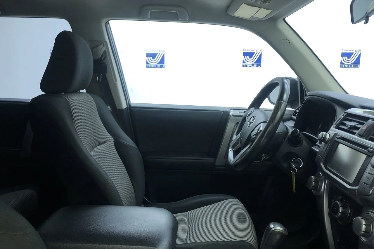 Used 2014 Nautical Blue Pearl Toyota SR5 image 19