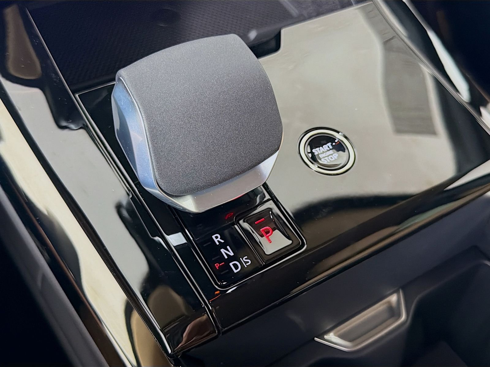 New 2026 Fuji White Land Rover SE image 16
