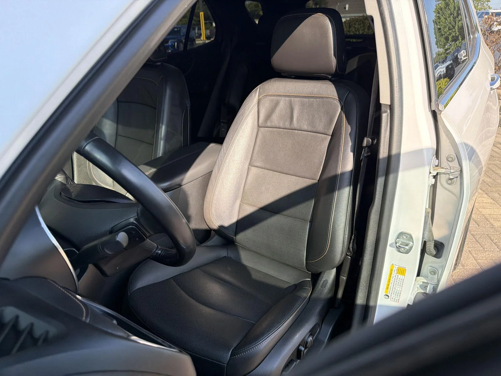 Used 2019 Iridescent Pearl Tricoat Chevrolet Premier image 16