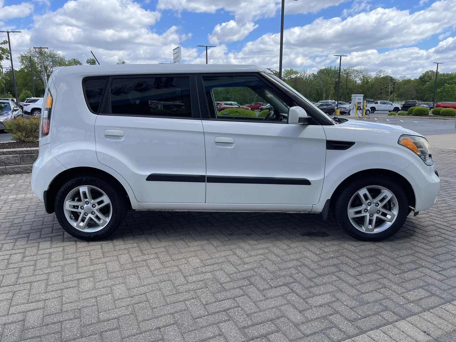 Used 2010 Clear White Kia + image 6