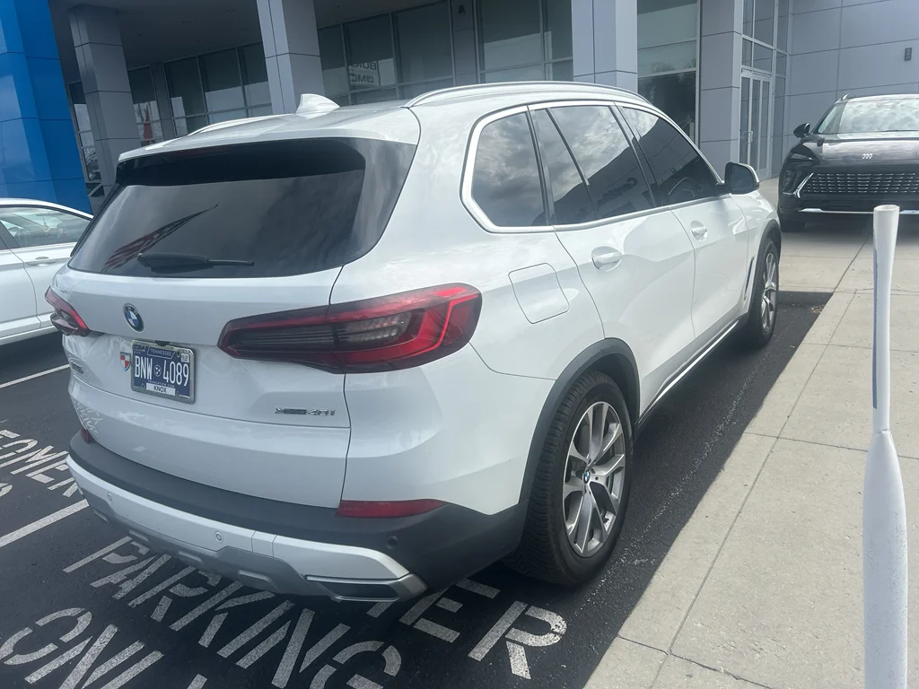 Used 2019 White BMW xDrive40i image 6