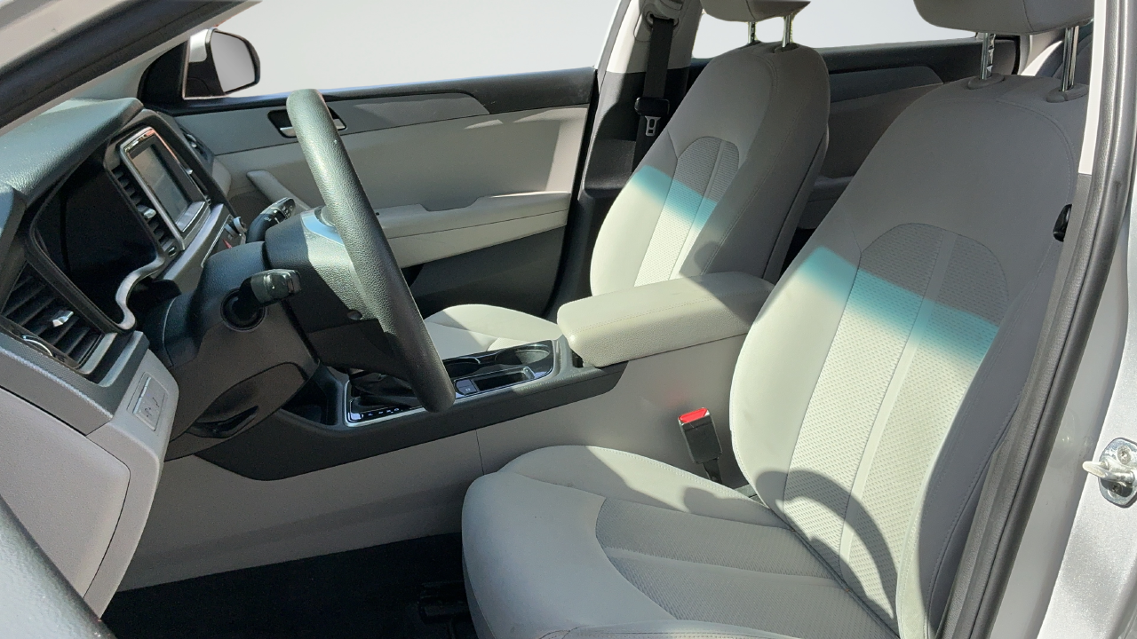 Used 2018 Silver Hyundai SE image 17