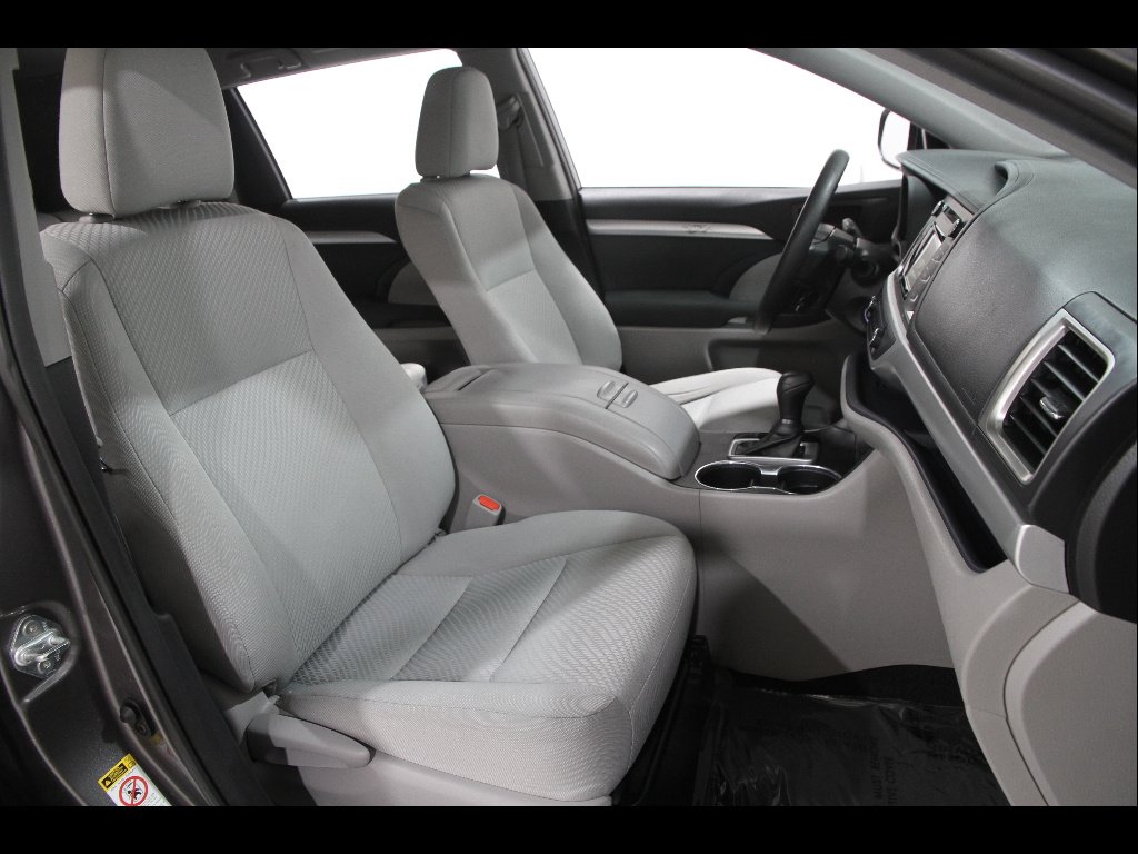 2019 Toyota Highlander LE - Photo 15
