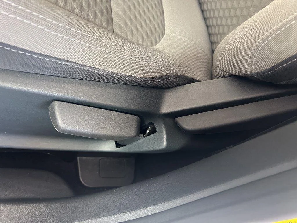 Used 2022 Oxford White Ford SE image 5