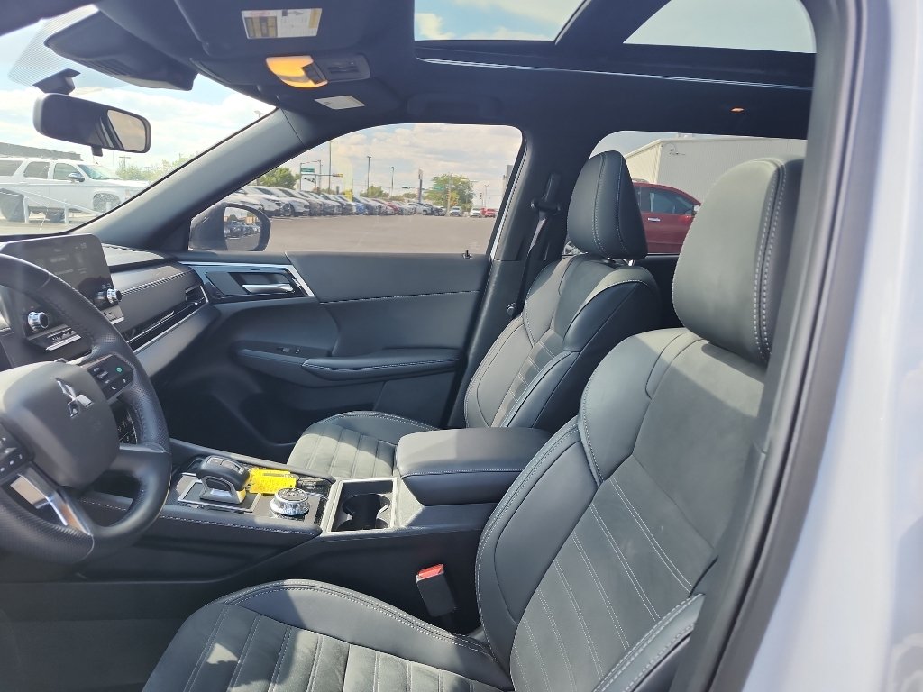 Used 2024 White Diamond Mitsubishi SE Black Edition w/Pano Roof image 17