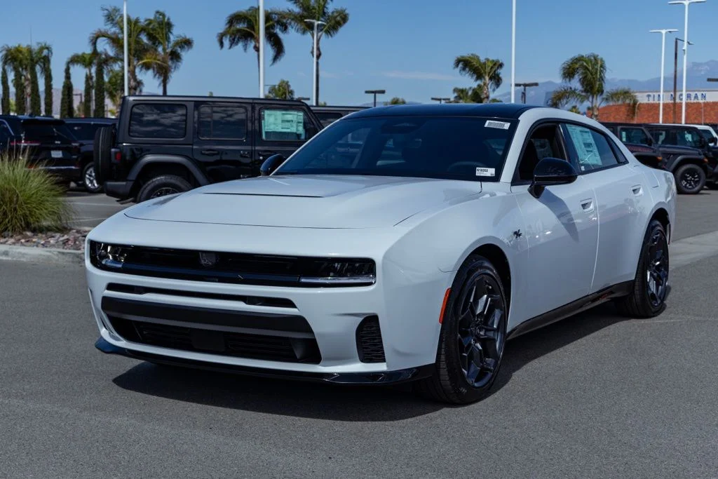 New 2026 White Knuckle Exterior Paint Dodge R/T Blacktop 4-door AWD image 7