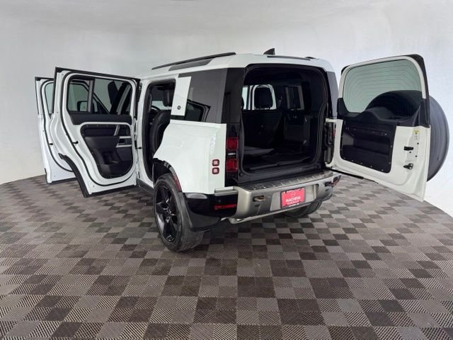 Used 2022 White Land Rover X-Dynamic HSE image 16