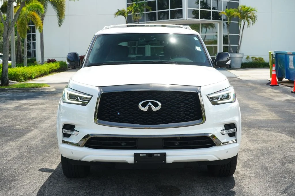 Used 2024 White INFINITI Sensory image 2