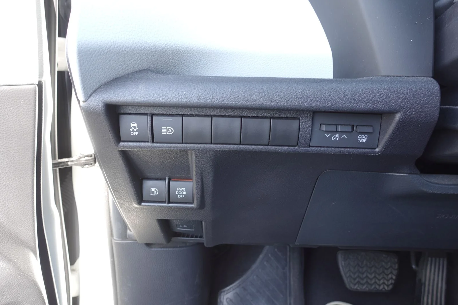 Used 2025 Ice Cap Toyota LE image 16