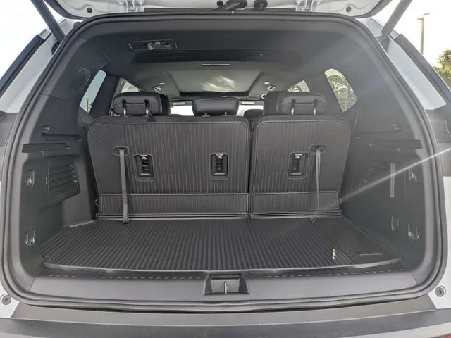 New 2027 Glacier White Tricoat GMC Elevation image 12