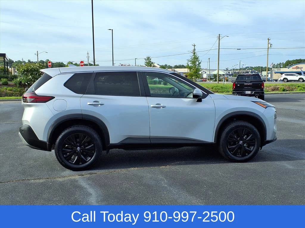 Used 2022 Silver Nissan SV Intelligent AWD image 4