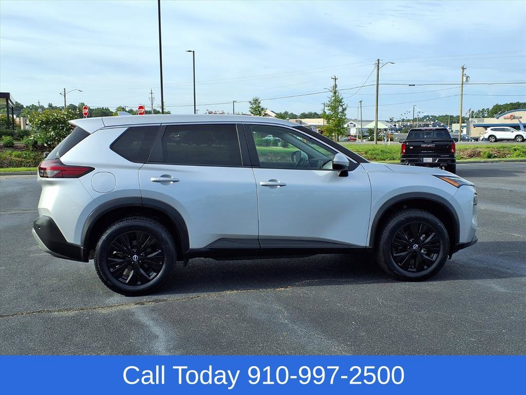 Used 2022 Silver Nissan SV Intelligent AWD image 4