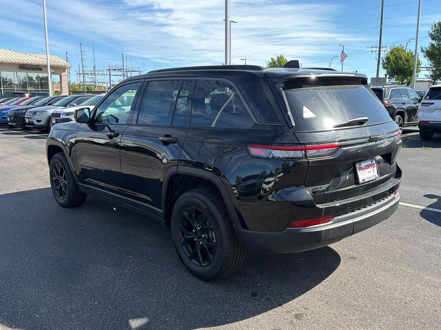 New 2026 Diamond Black Crystal Pearl-Coat Exterior Paint Jeep Laredo Altitude image 5