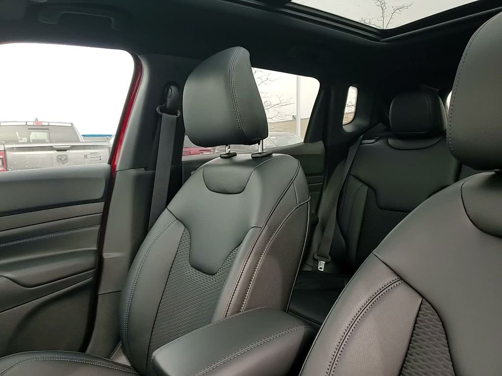 New 2026 Red Hot Pearl-Coat Exterior Paint Jeep Latitude image 23