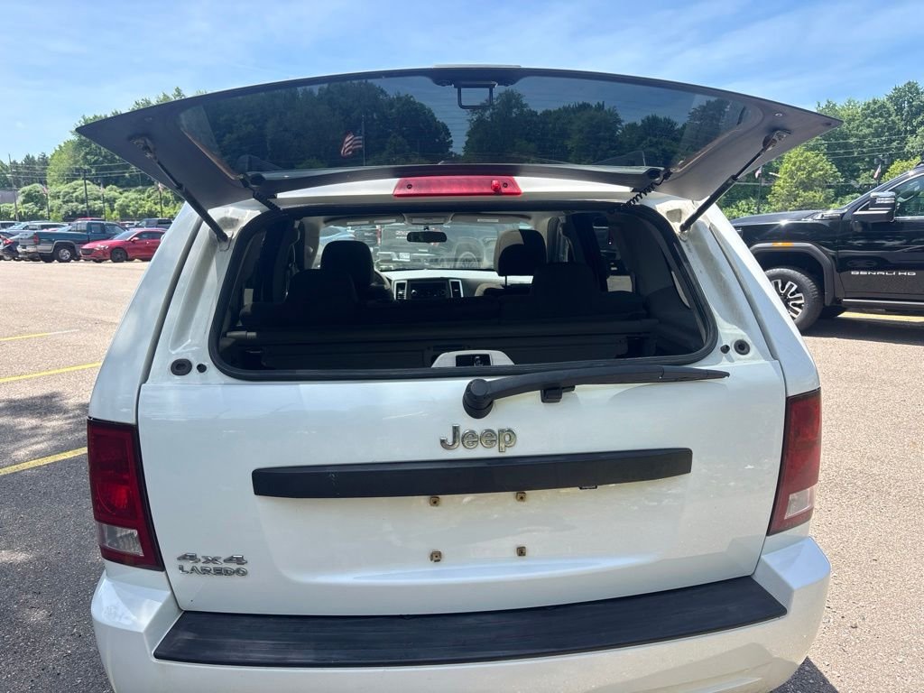 Used 2009 Stone White Jeep Laredo image 8