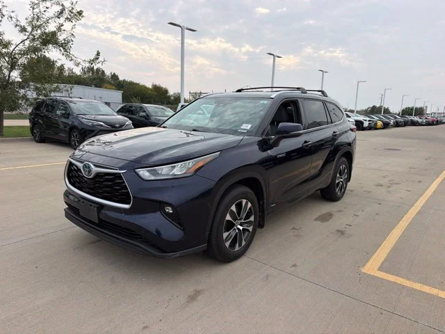 Used 2020 Blue Toyota XLE image 3