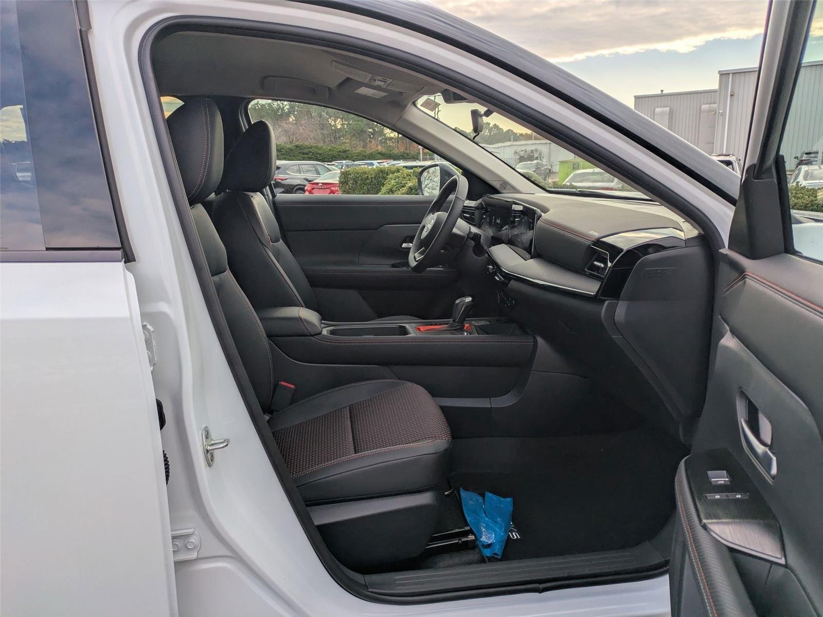 New 2026 Aspen White TriCoat / Super Black Two-tone Nissan SR image 33