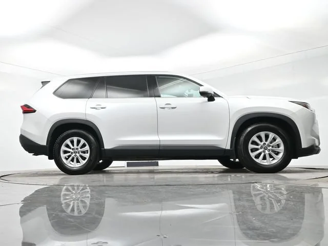 Used 2024 Wind Chill Pearl Toyota XLE image 33