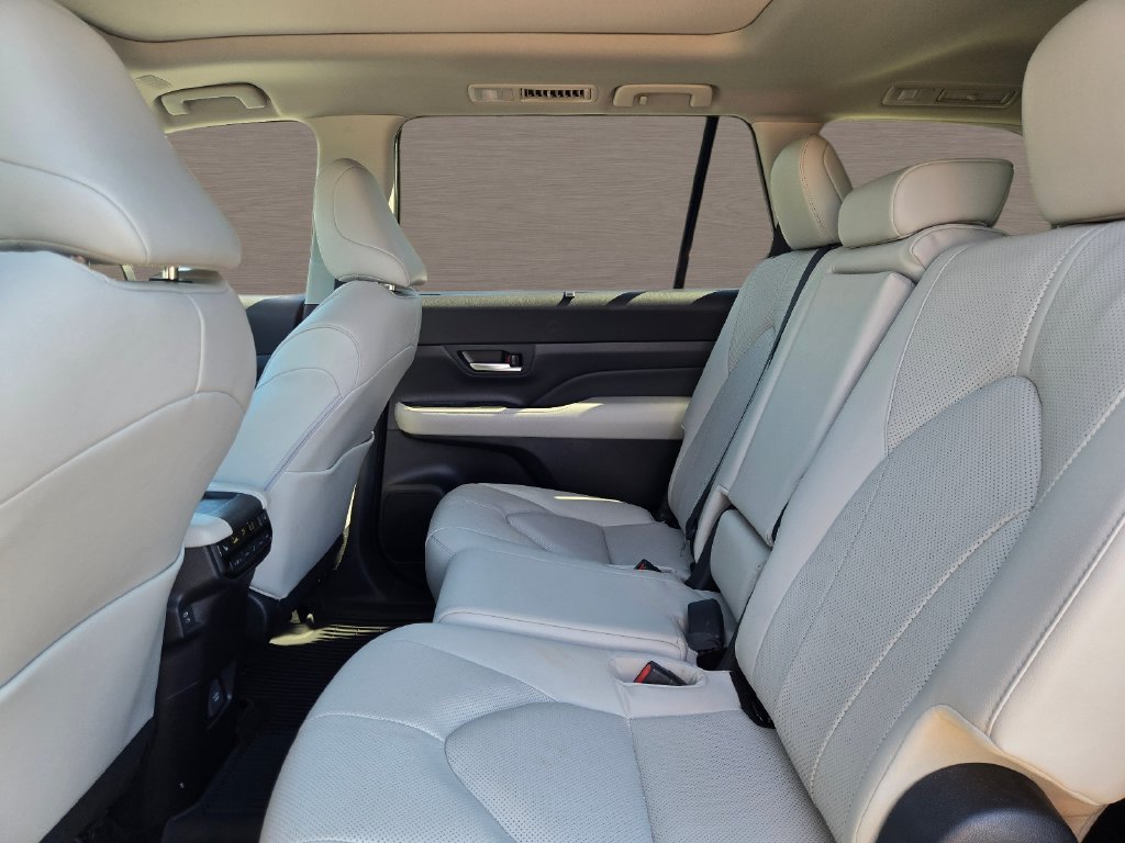Used 2025  Toyota Limited image 15