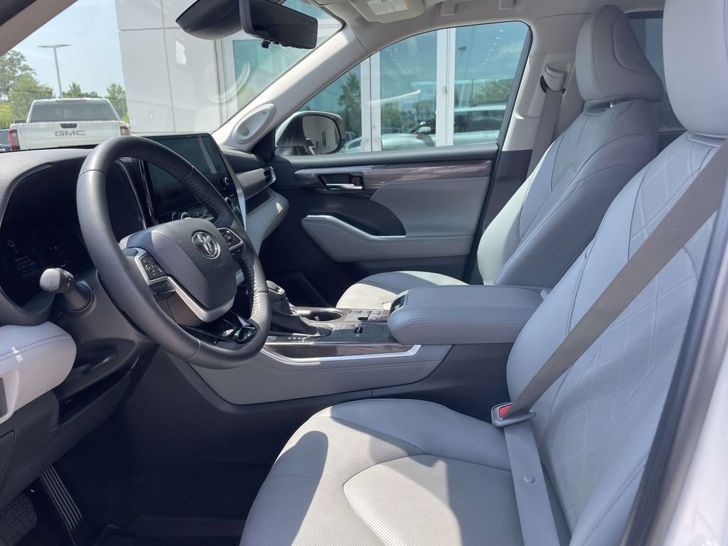 Used 2023 SUMMIT WHITE Chevrolet LTZ image 15