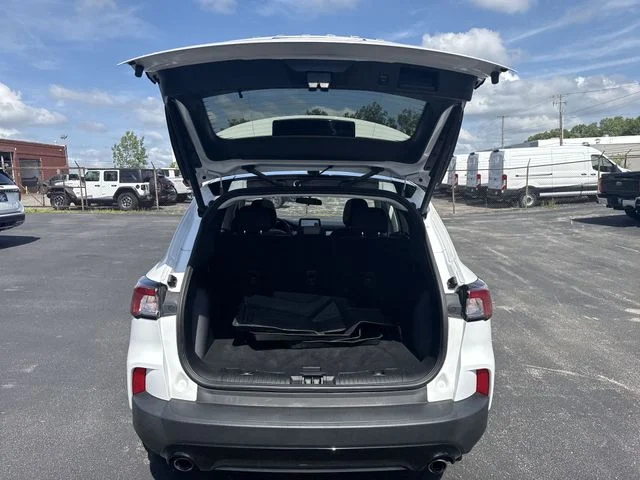 Used 2022 Oxford White Ford SE image 22