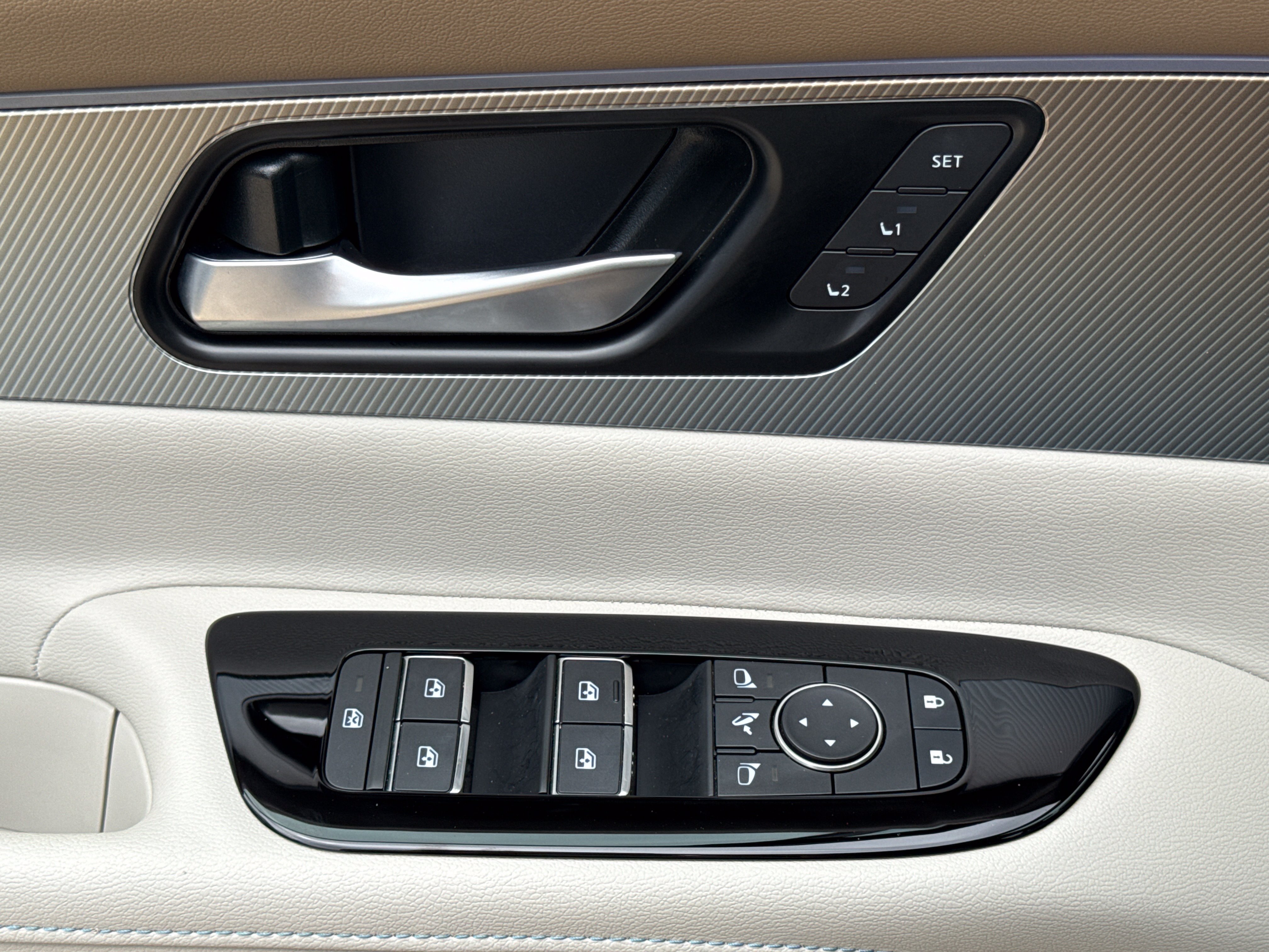 Used 2025  Nissan Platinum image 20
