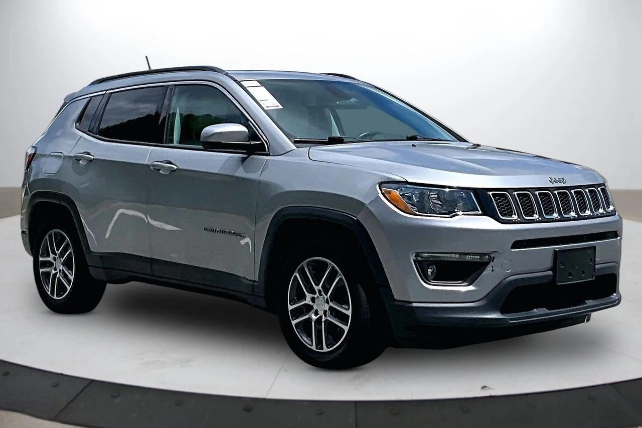 Used 2019 Silver Jeep Latitude image 2