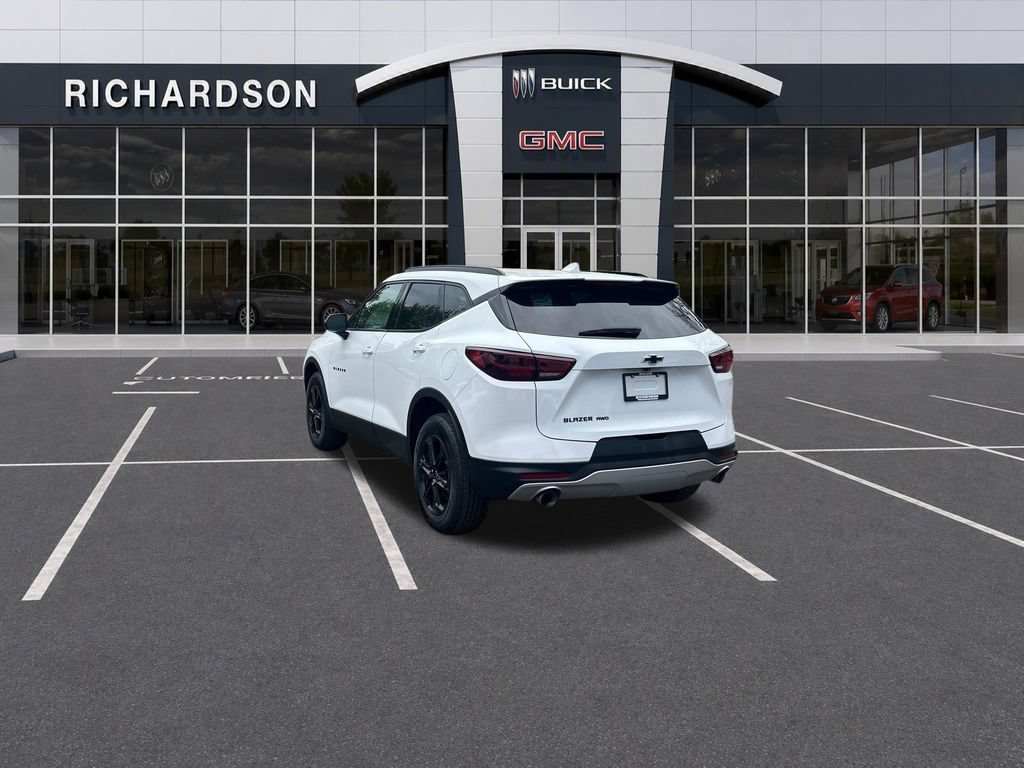 Used 2024 Summit White Chevrolet 2LT image 3