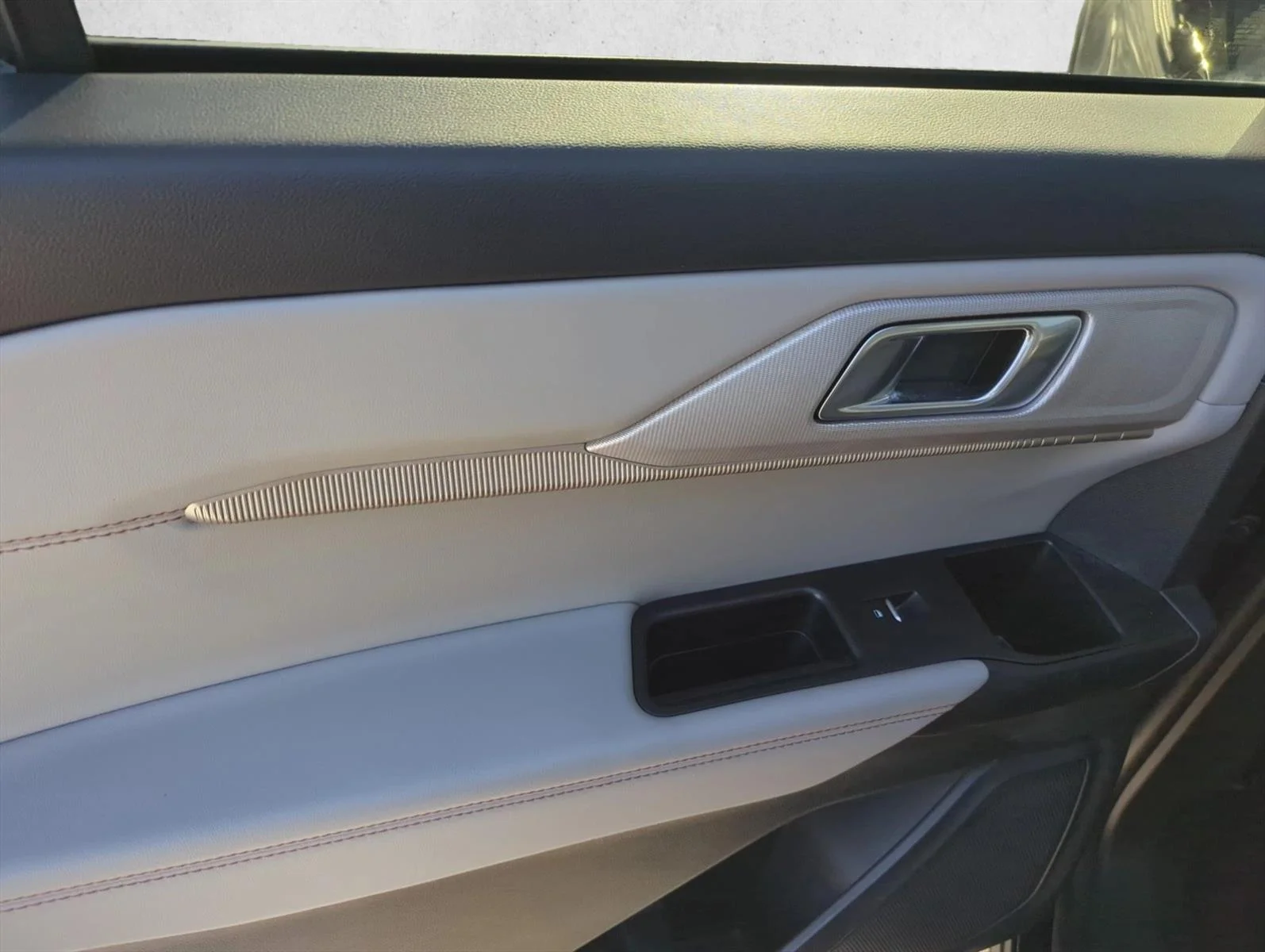 Used 2025 Agate Black Metallic Ford Active image 10