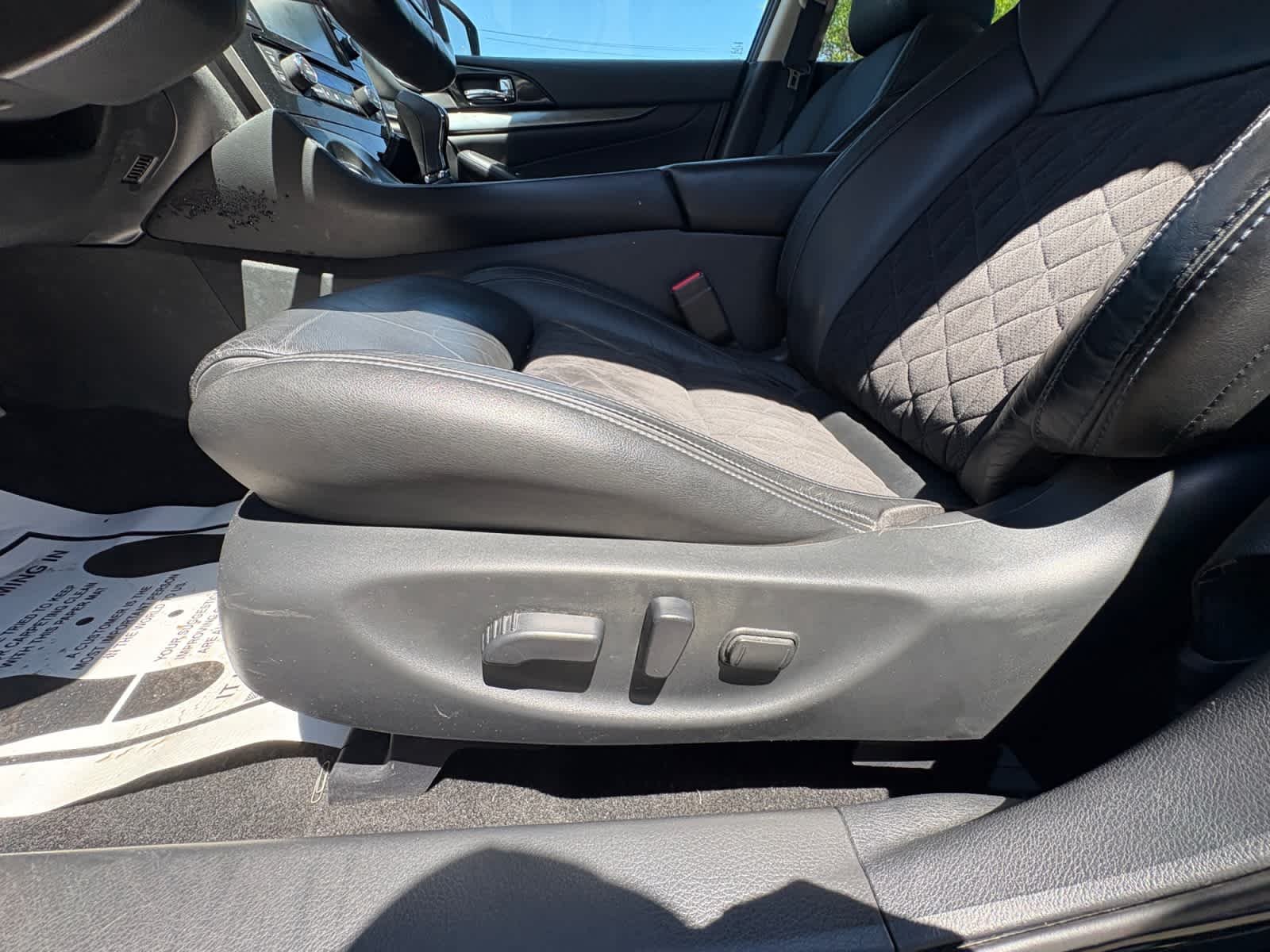 Used 2017 Super Black Nissan SR image 33