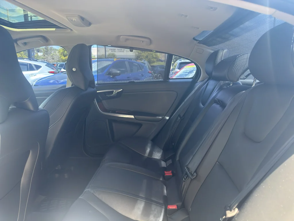 Used 2016 Onyx Black Metallic Volvo T5 Drive-E Premier image 10