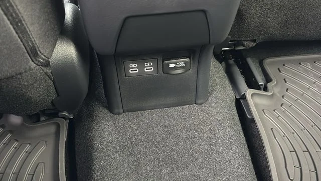 2026 Toyota Prius Plug-in Hybrid SE - Photo 9