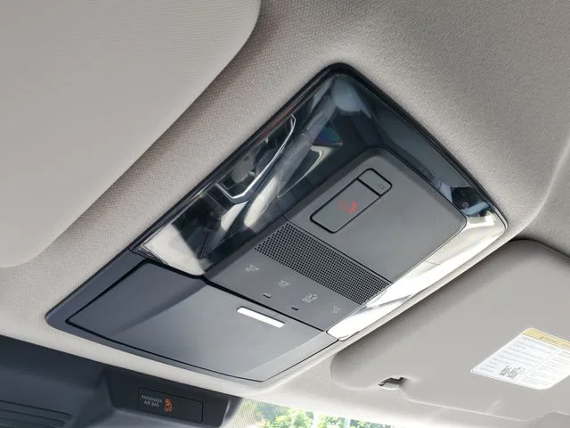 Used 2025  Mitsubishi SE image 22