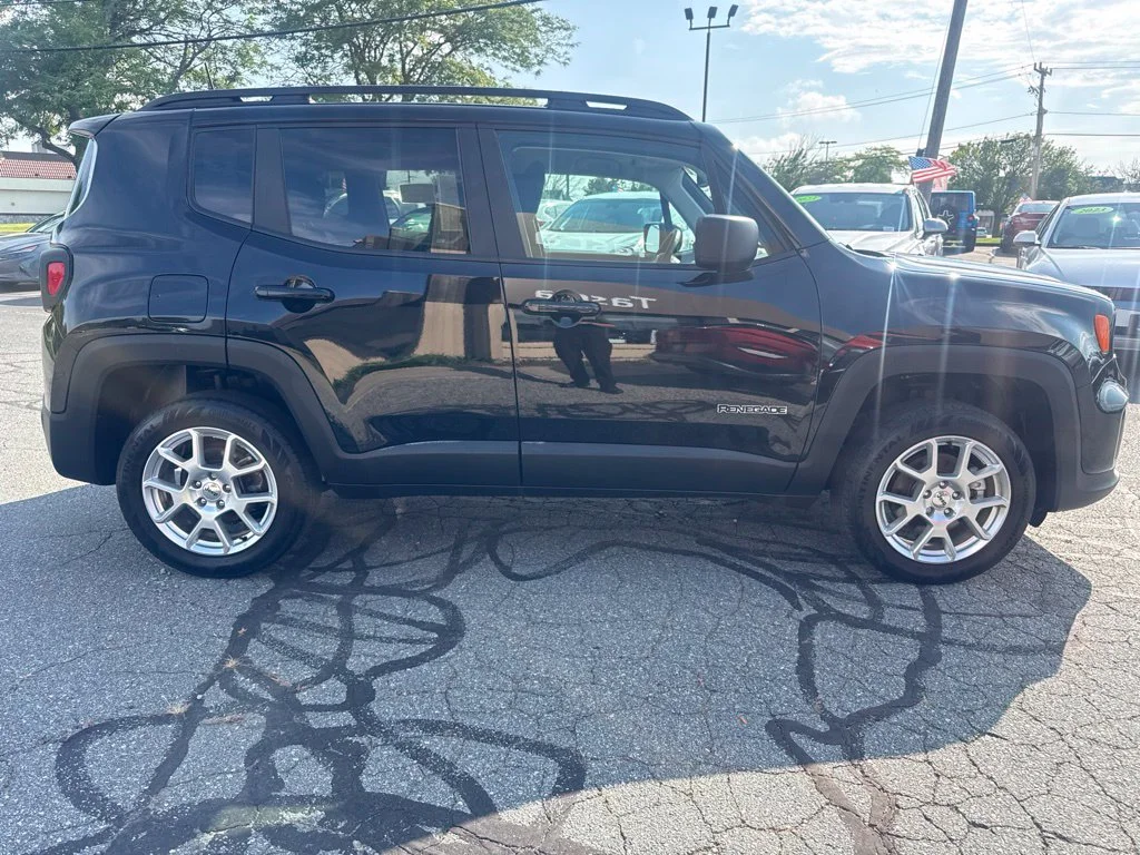 Used 2022 Black Jeep Latitude image 6