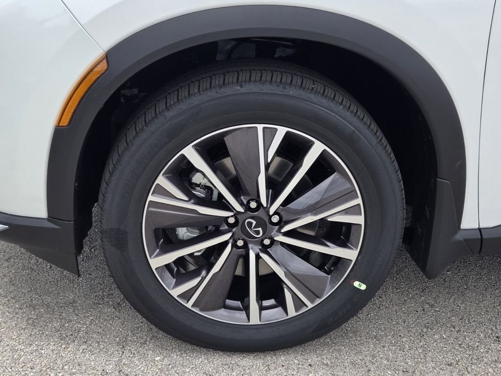 New 2027 RADIANT WHITE INFINITI Luxe FWD image 11