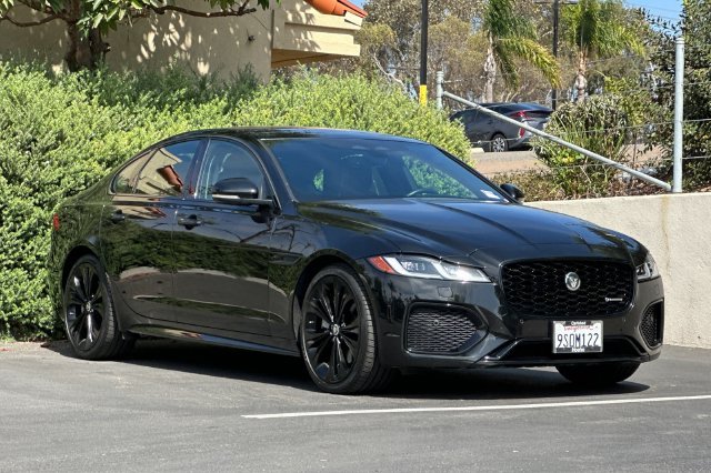 Used 2024 Black Jaguar R-Dynamic SE image 7