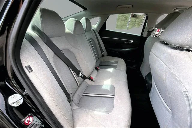 Used 2022 Black Hyundai SE image 20