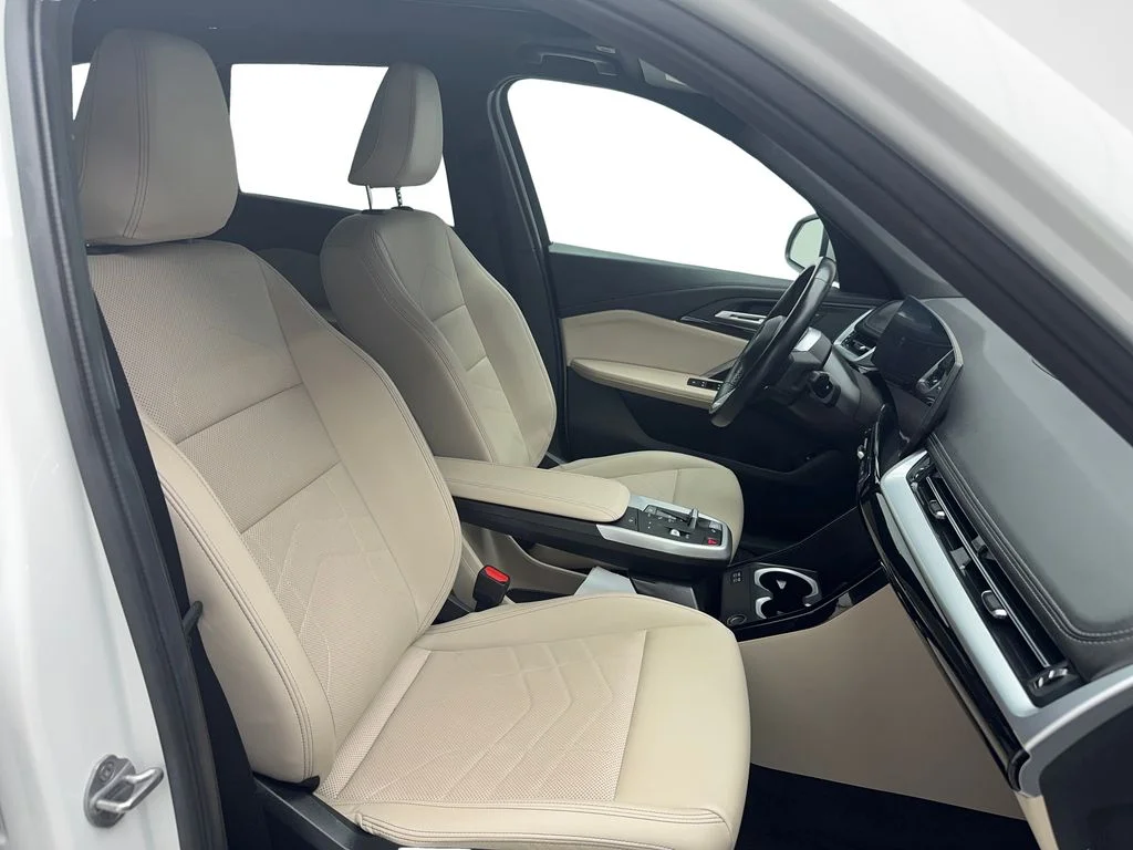Used 2024 White BMW xDrive28i image 32