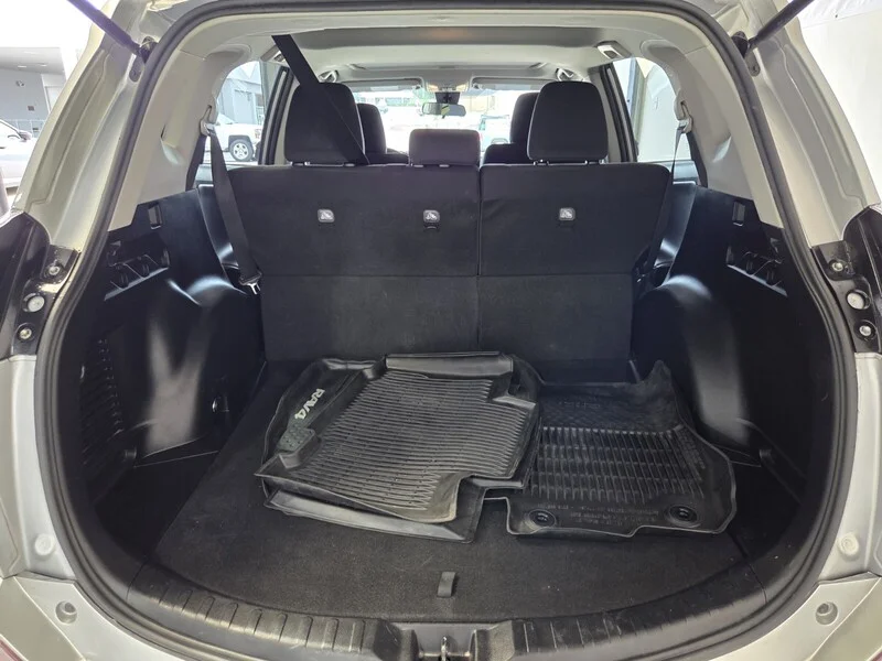 Used 2018 Silver Sky Metallic TOYOTA XLE AWD image 17
