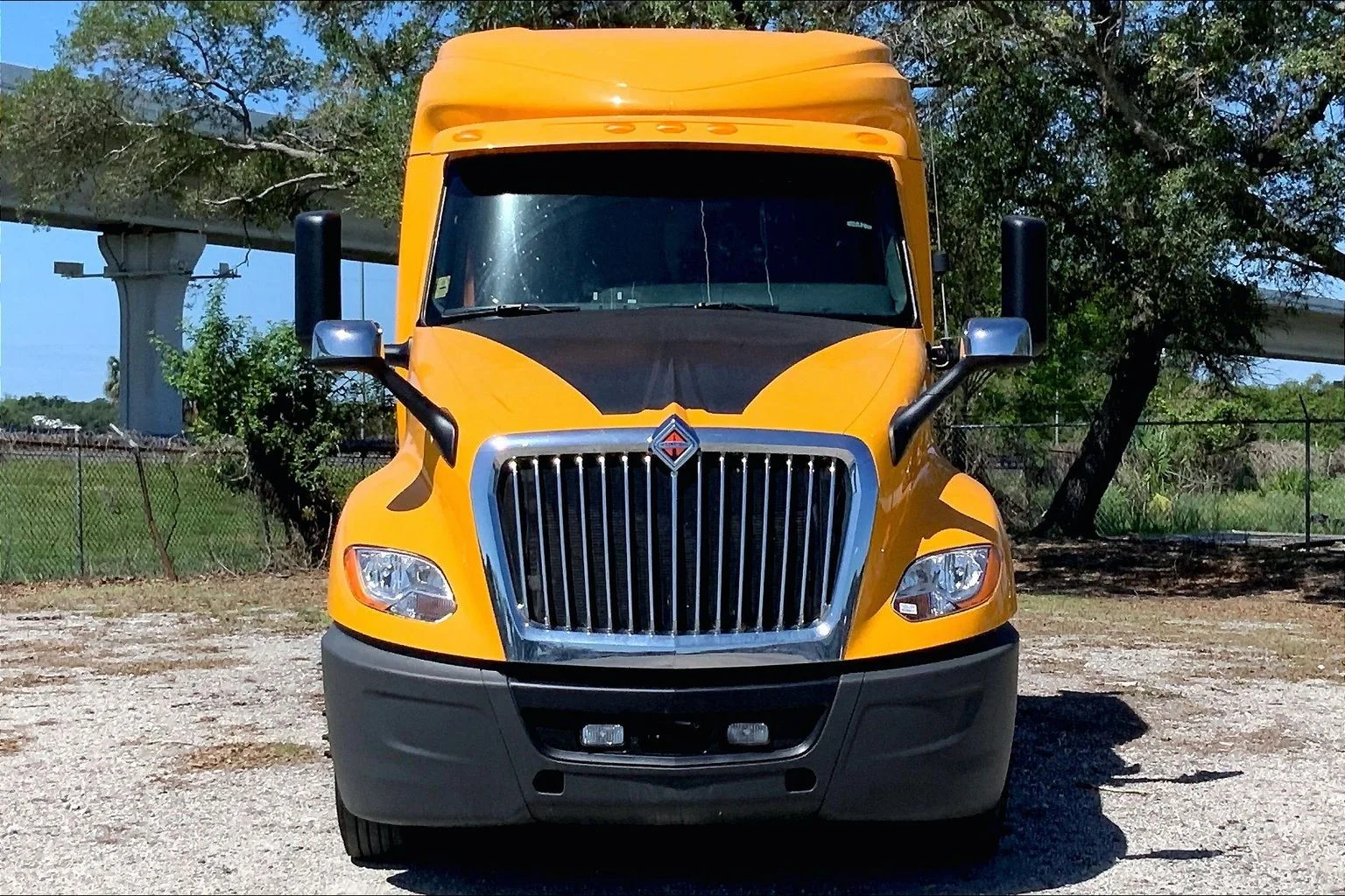 Used 2022 YELLOW International  image 2