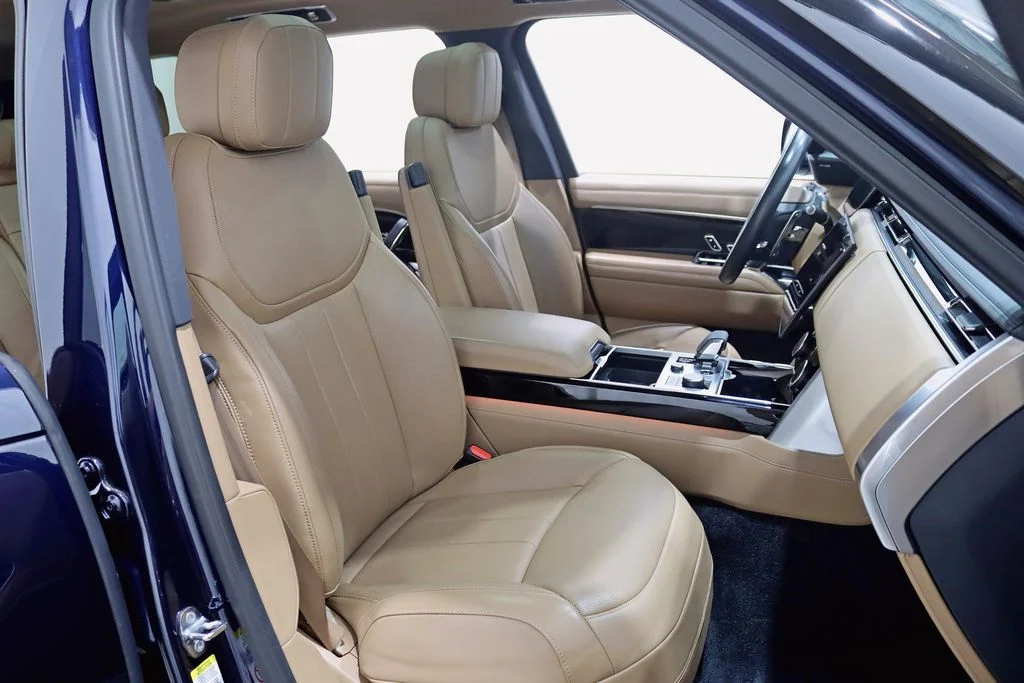 Used 2023  Land Rover SE image 28
