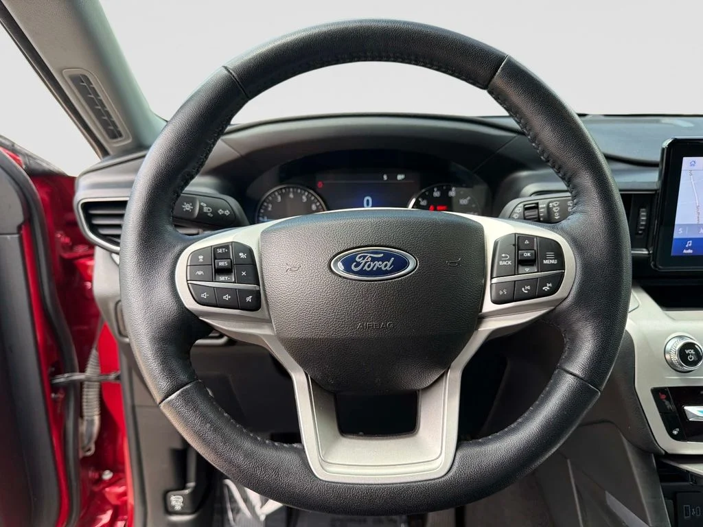 Used 2023 Rapid Red Metallic Tinted Clearcoat Ford XLT image 30