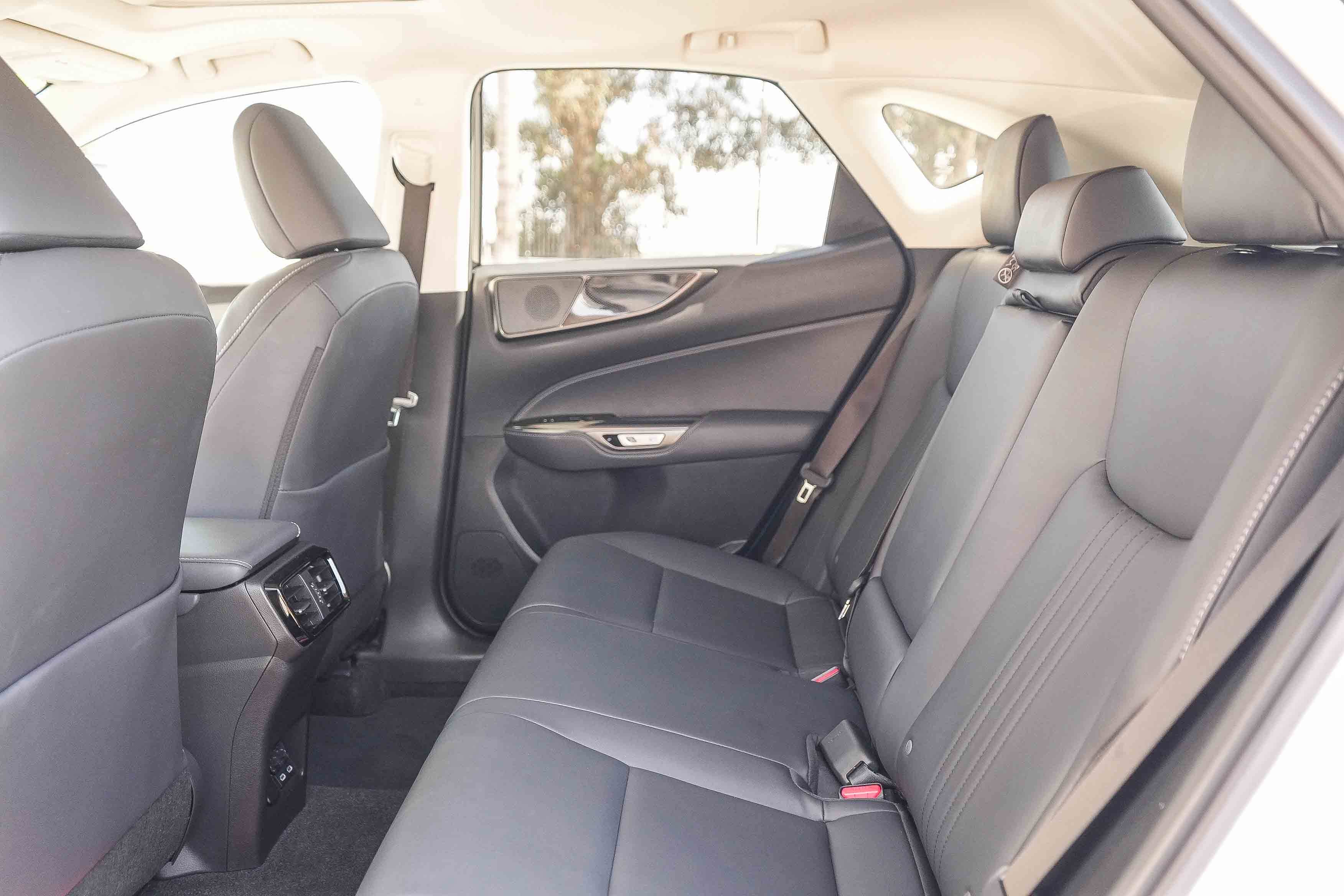 Used 2024 EMINENT WHITE PEA Lexus NX 350 image 18
