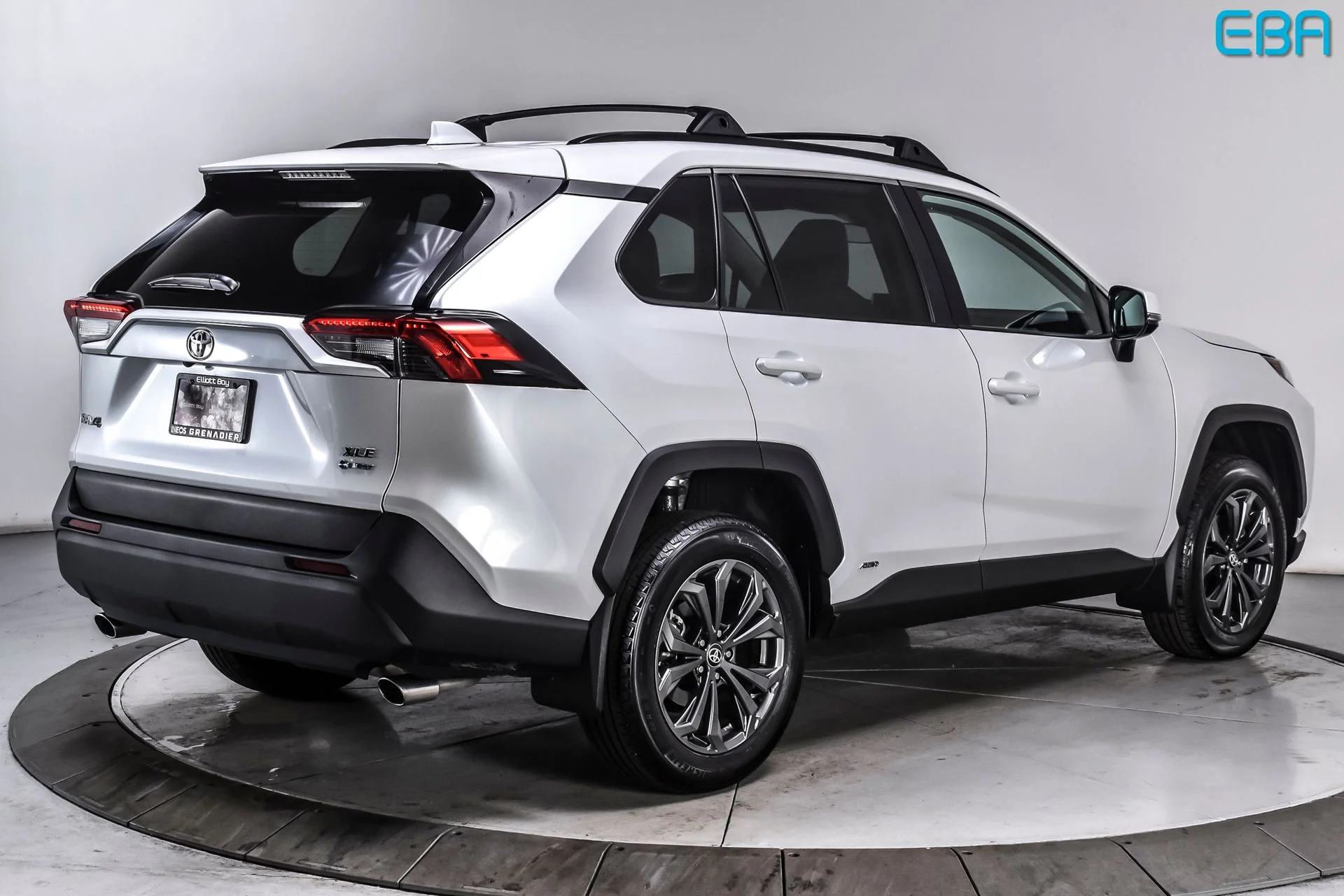 Used 2025 Pearl Toyota XLE Premium image 6