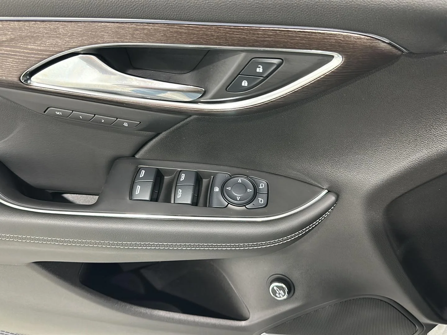Used 2022 SUMMIT WHITE Buick Avenir image 21