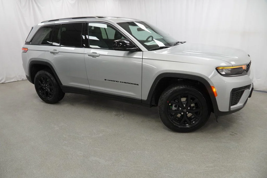 New 2026 Silver Zynith Exterior Paint Jeep Altitude image 9