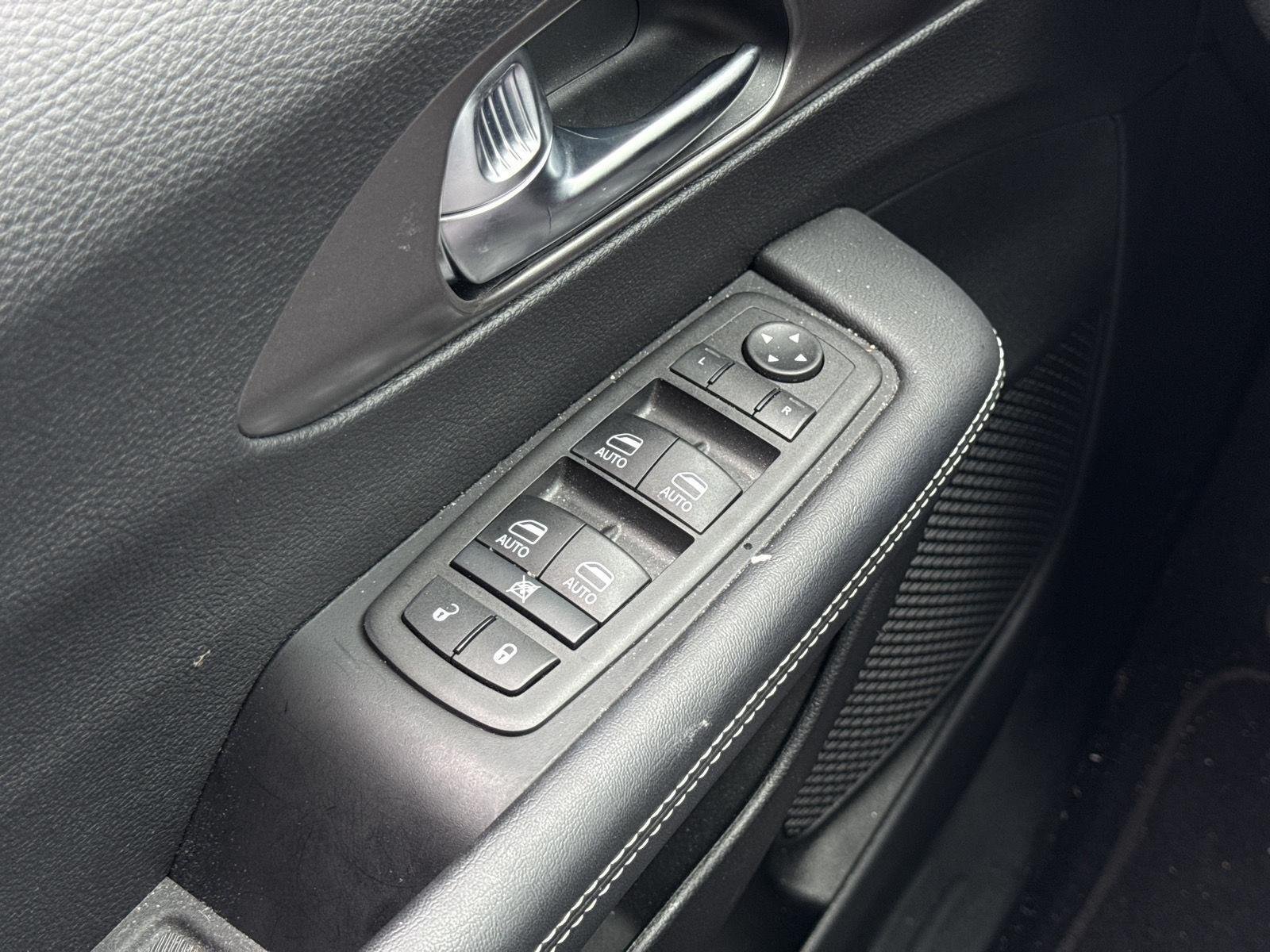 Used 2025 Ceramic Gray Clearcoat Chrysler Select image 18